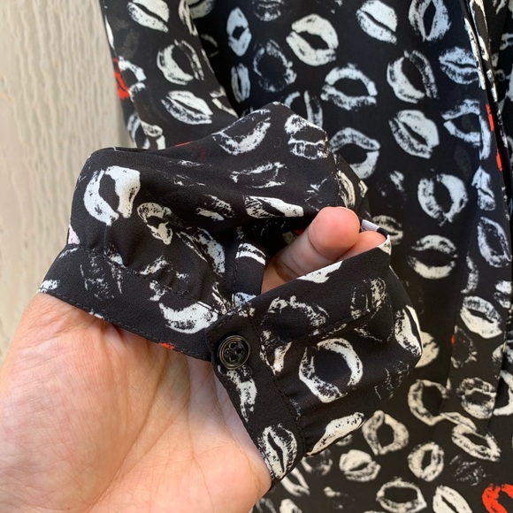 NYDJ lip print button silky long sleeve blouse top - Picture 5 of 13